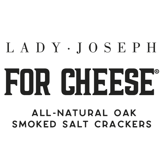 Crackers con sal ahumada en madera de roble. All-natural Oak Smoked Salt Crackers.